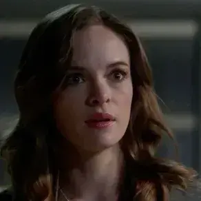 RoomyBadge8105의 Caitlin Snow