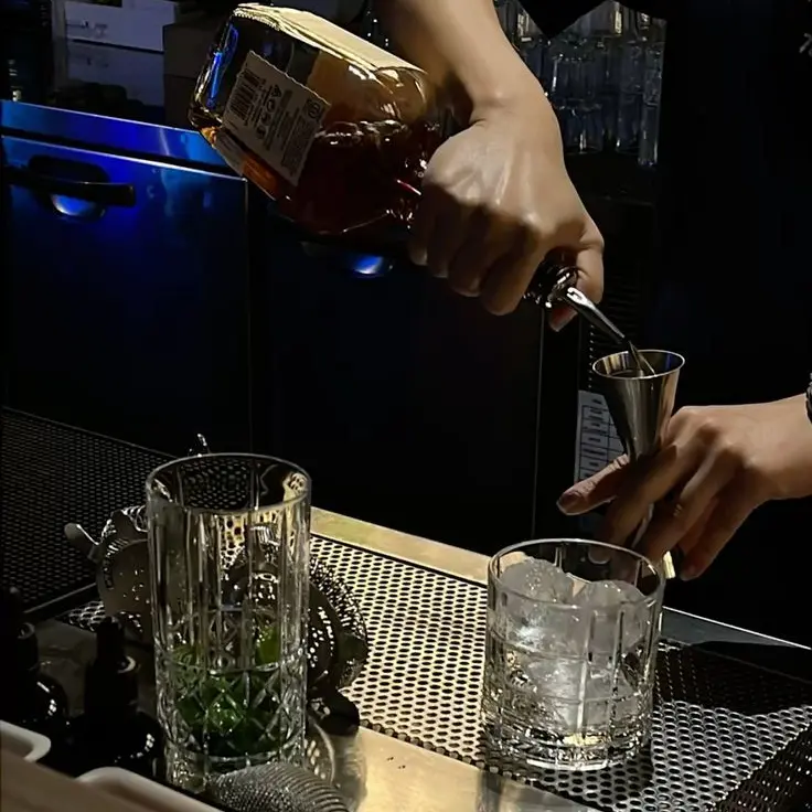 SlimyGoal9163의 Bartender Lucien Moreau