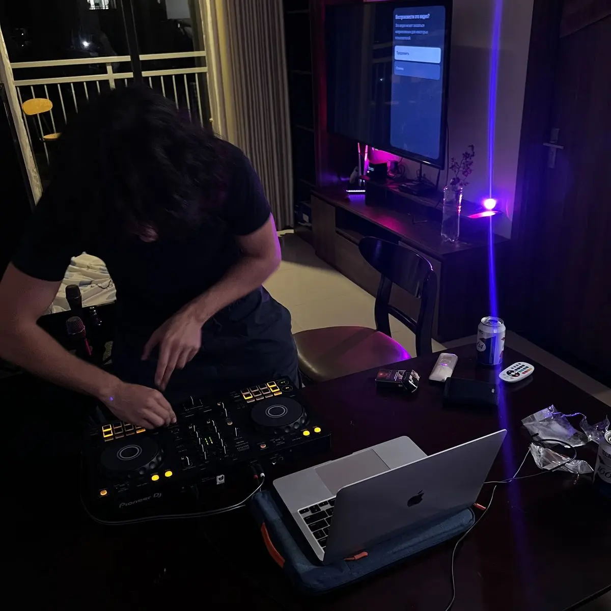 BlankRate0997의 Your famous DJ music producer boyfriend