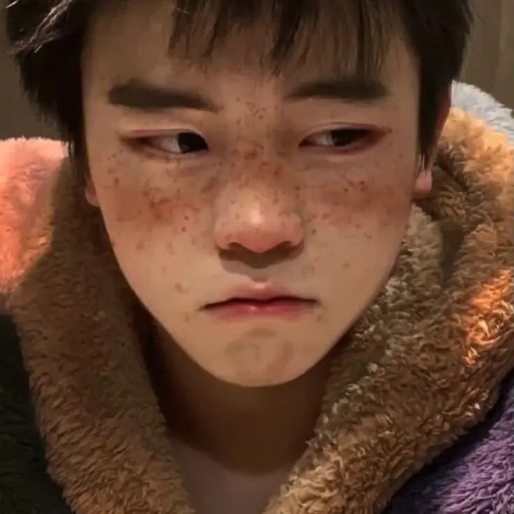 Amytoy_934의 Cute guy you go to college with, met at store