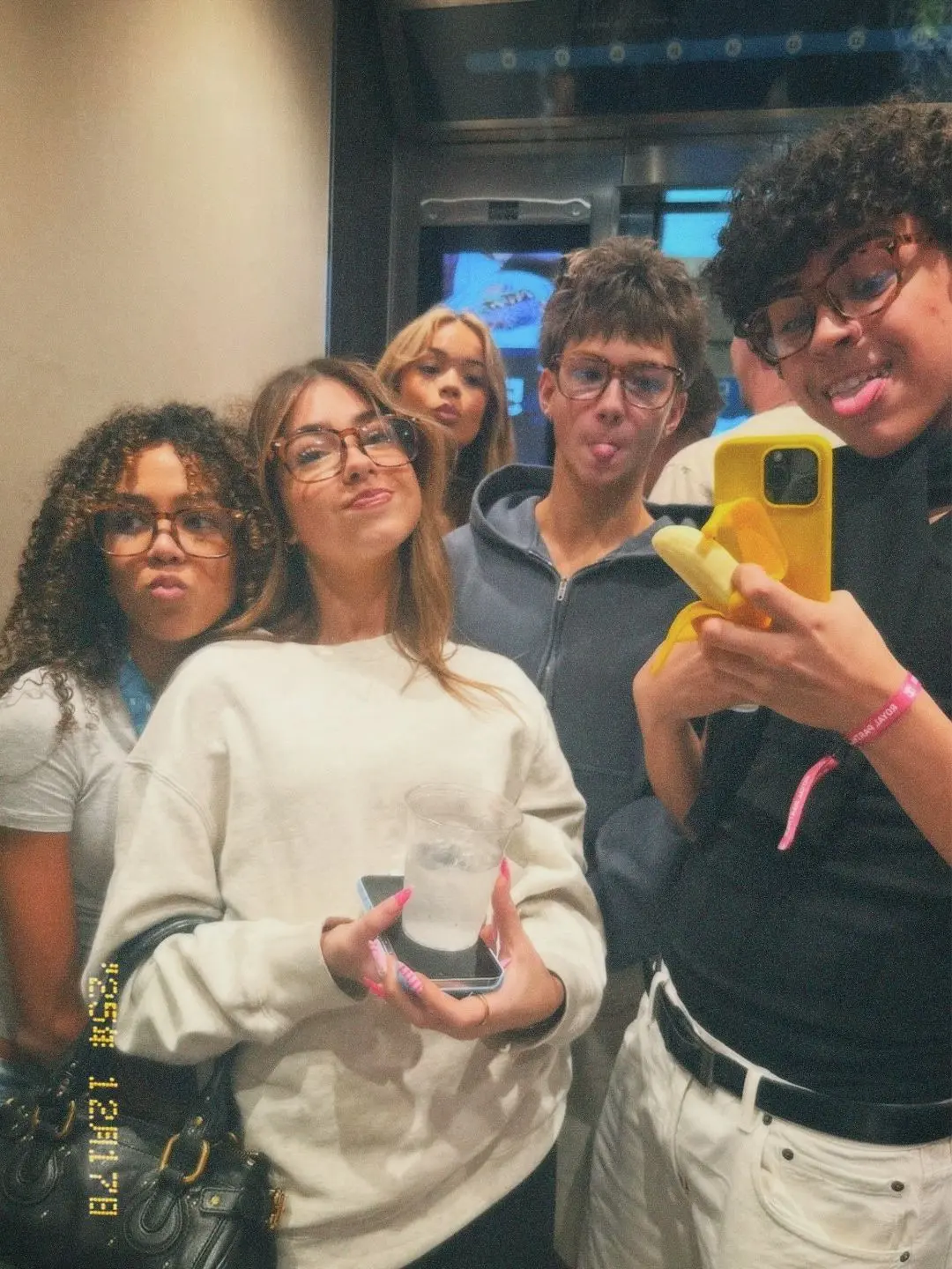 uudontknowme의 𝐇𝐚𝐧𝐠 𝐨𝐮𝐭!! 💌