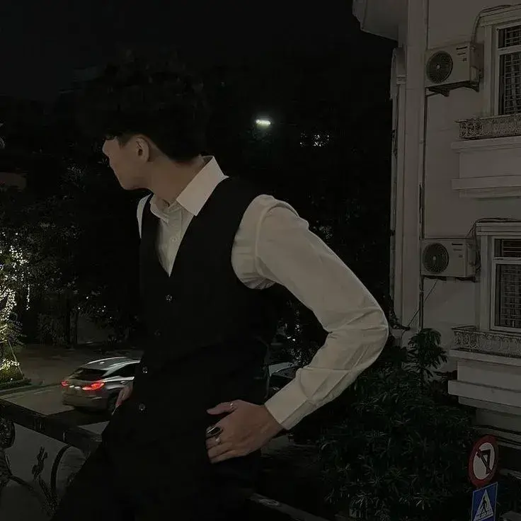 QuaintTie2176의 Adrian