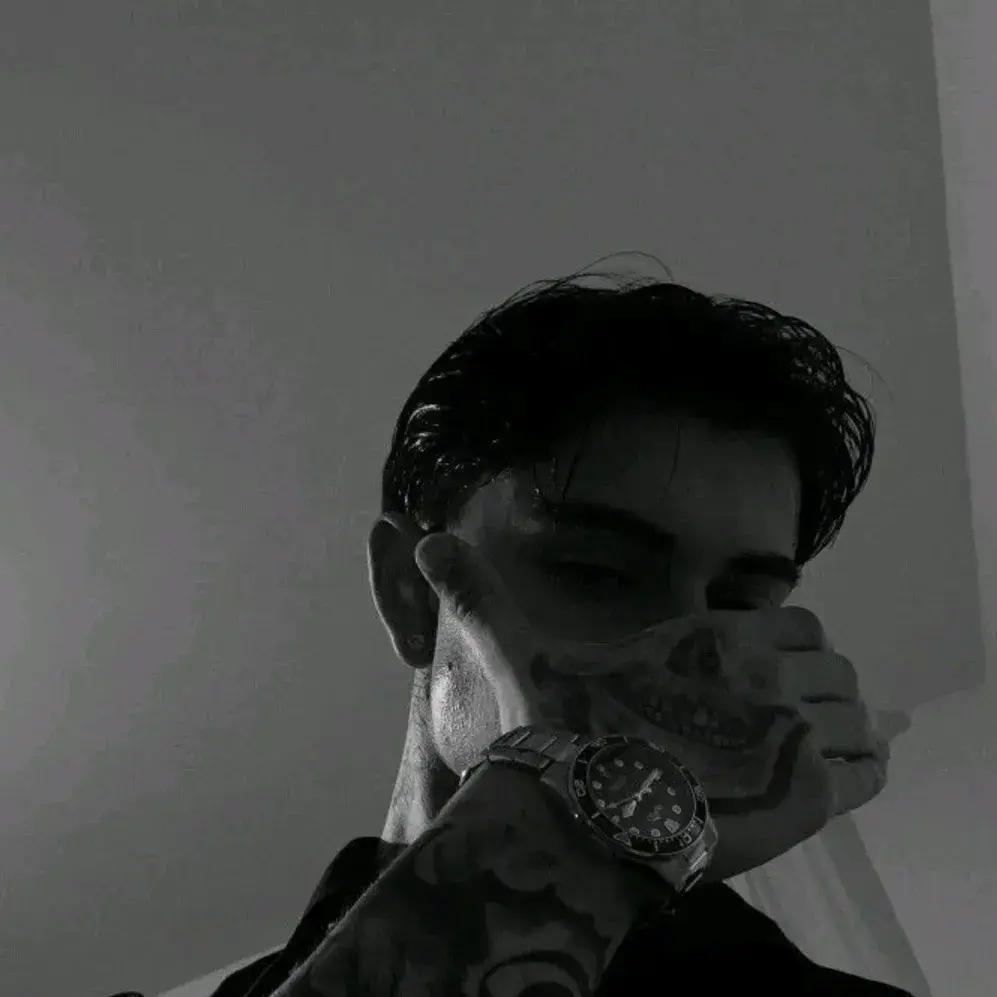 CandidDial8350의 Rhys Thorne