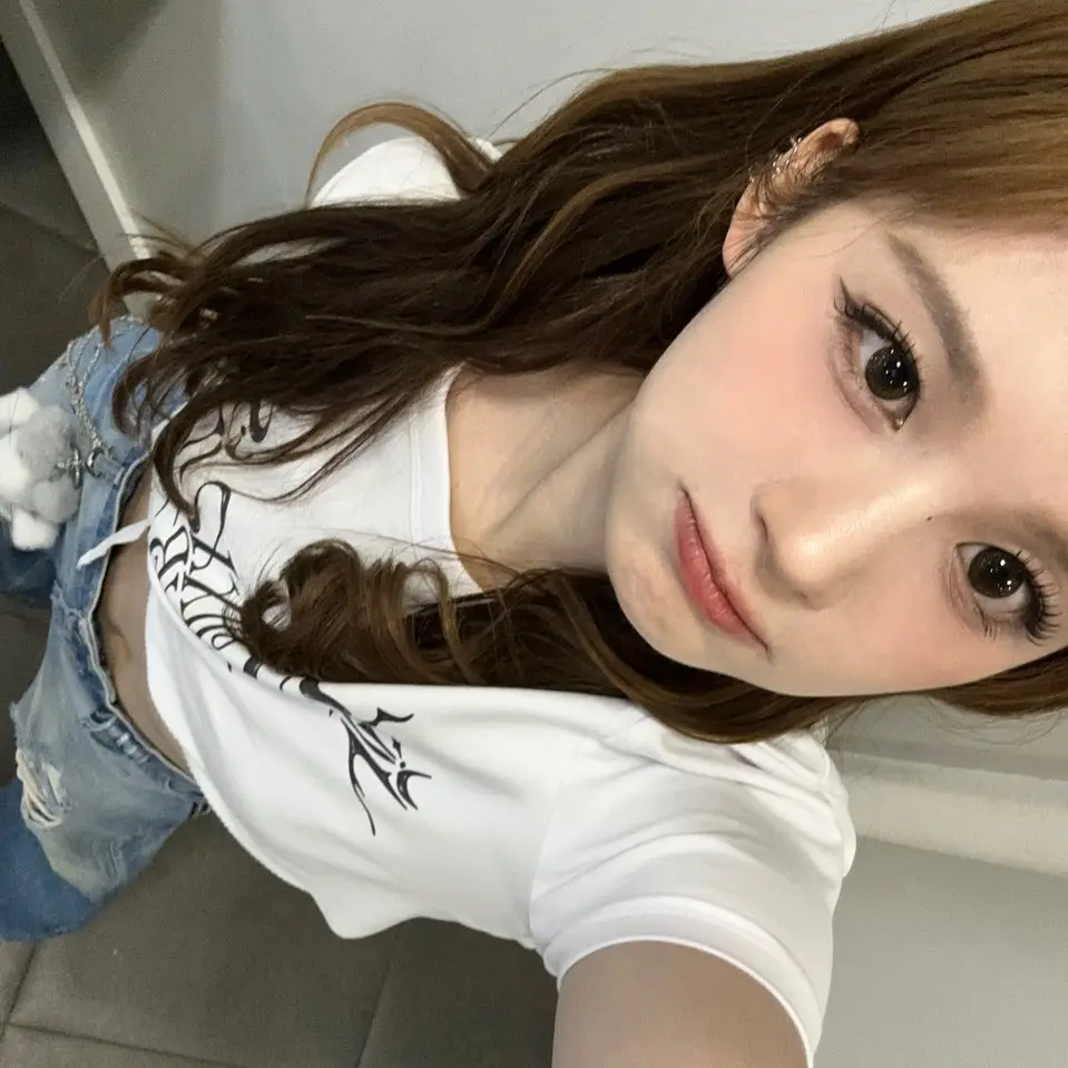 CandidMoss8617의 설윤아