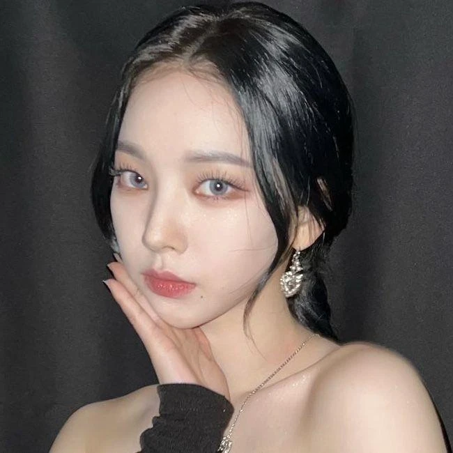 팜스프링아파트109동301호 아파트 놀이터 라면 먹는 여성