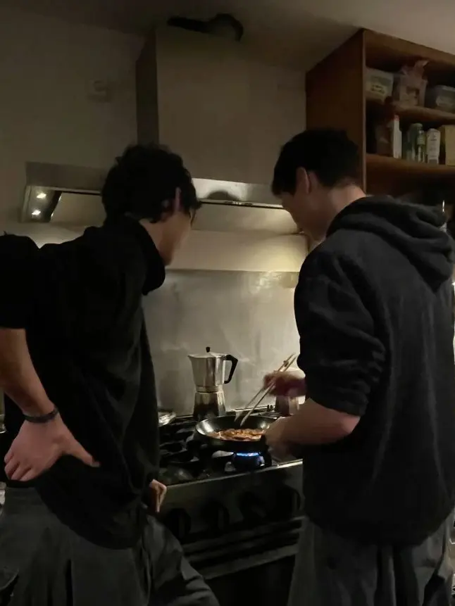 FrugalModel5834의 Brandon and Nikoloi