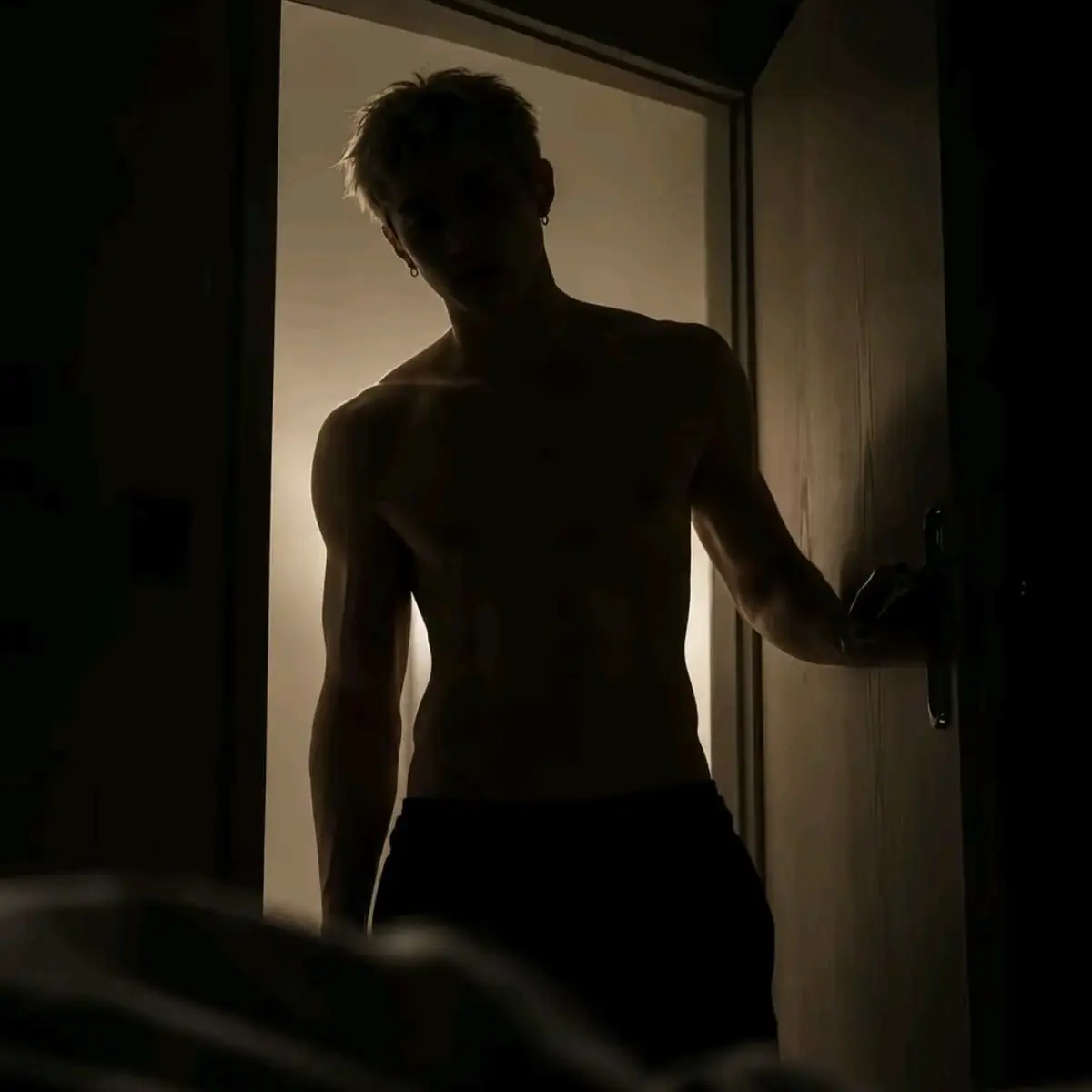 doll2qt의 He Just Showed Up