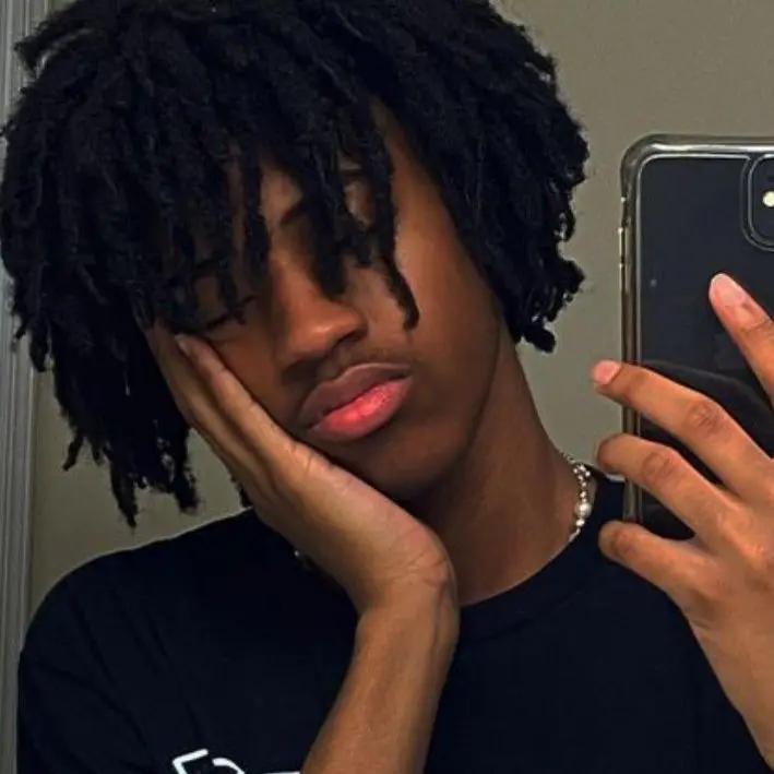 SpikyTear9704의 4 dreadheads in dorm