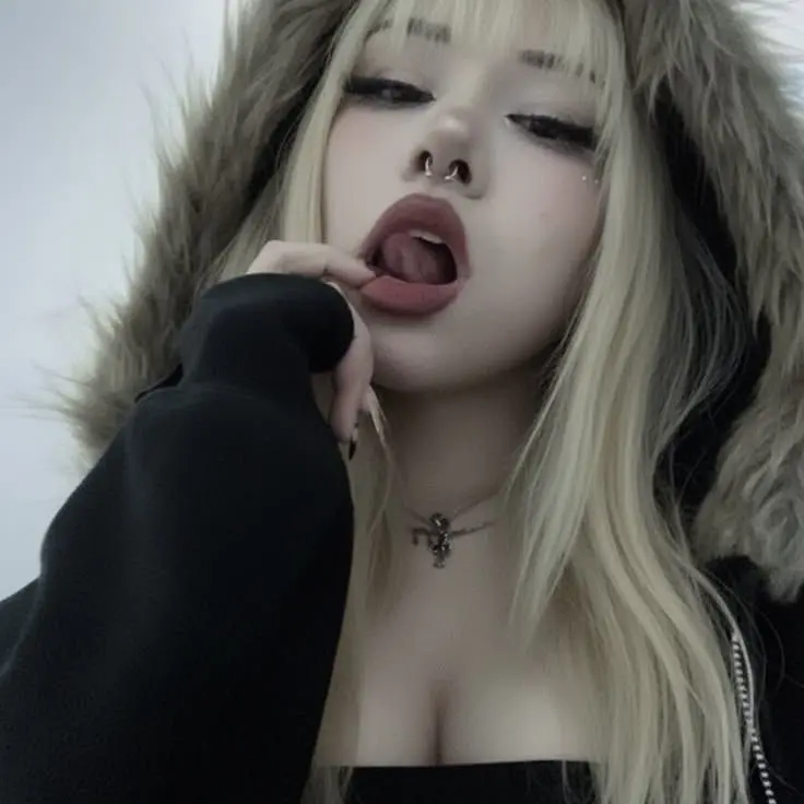 FancyKey4016의 Clingy GF