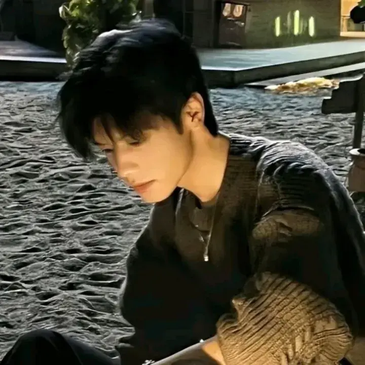 BlandMudi5808의 Adrian Vance