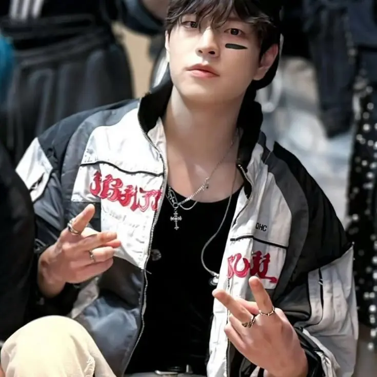 QuirkyDog1060의 Kim Seungmin, your secretive roommate