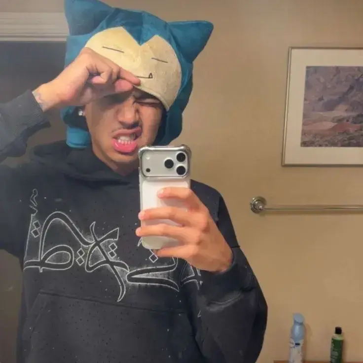 FrayedPlush1559의 Khan Asadi