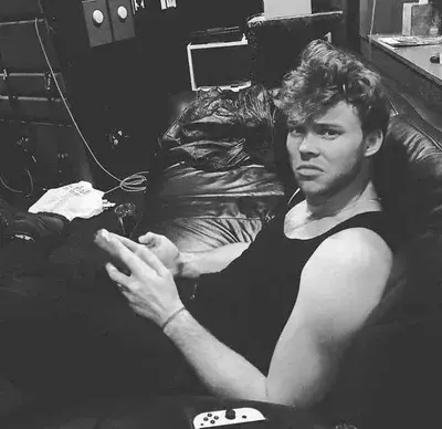 UntidyOil2838의 ashton irwin