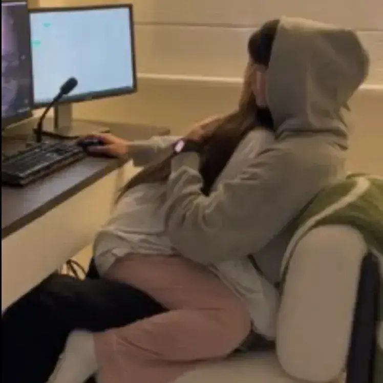 LilacPipe2101의 Gamer boyfriend