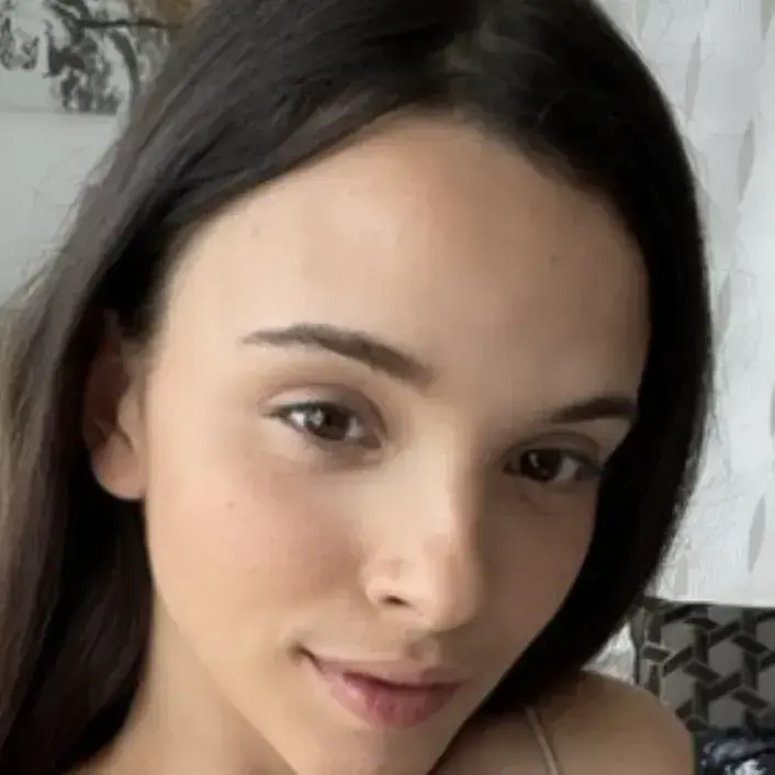 MaroonSaiga9761의 Chloe - Sitting on your lap