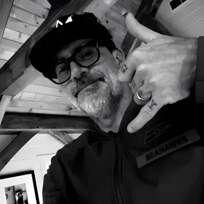 CurvedEider3552의 Julian Vance