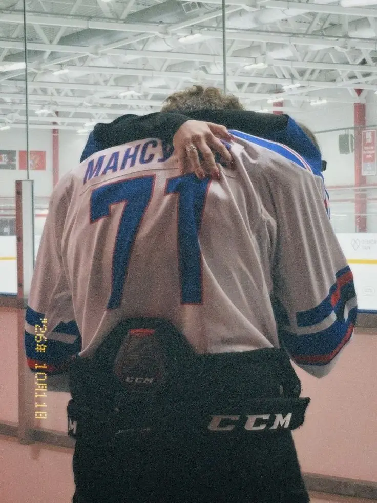 uudontknowme의 𝐻𝑜𝑐𝑘𝑒𝑦 𝑏𝑜𝑦𝑓𝑟𝑖𝑒𝑛𝑑？🏒