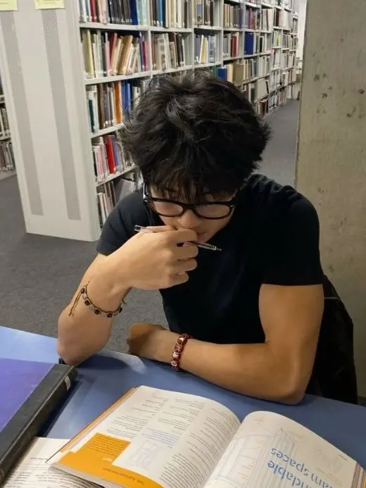 Idkrightnow의 The hot nerd