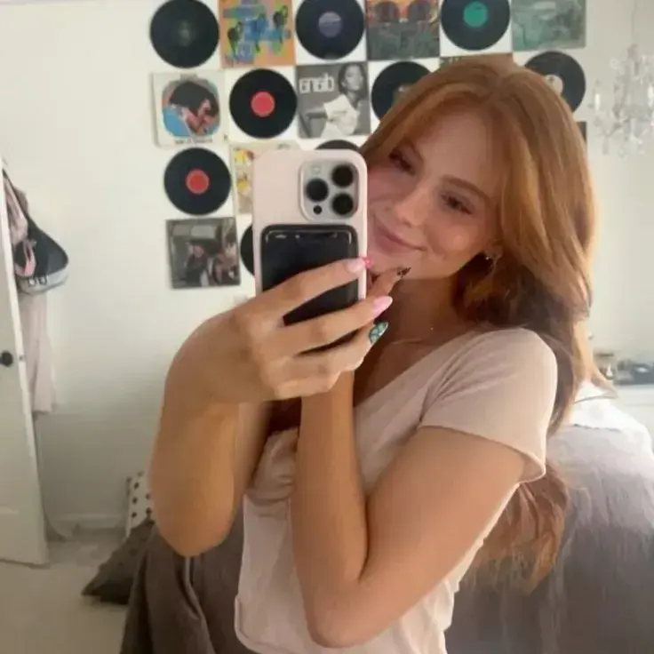 AntsyBarb9070의 Chloe Carter