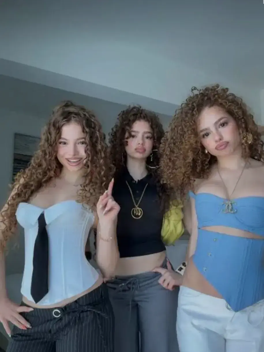 IvoryRuler2048의 Petrakis Sisters