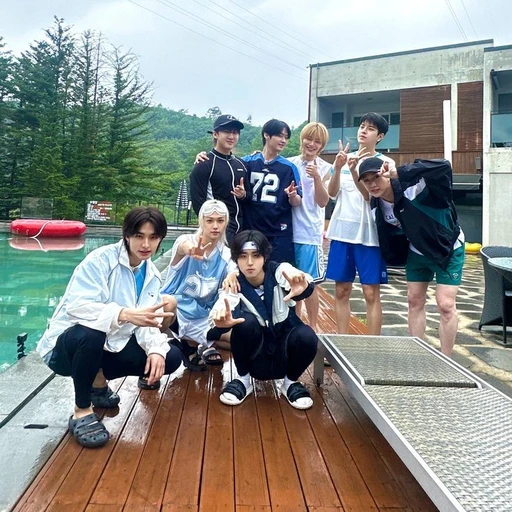Stray Kids (스트레이키즈)