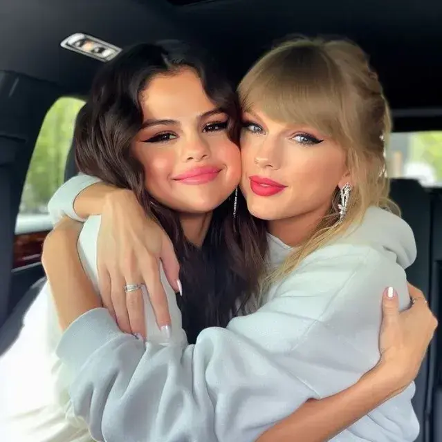 HerbalCrab7104의 Chloe and Zoe