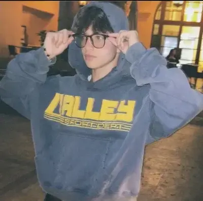 HomelyGraph3956의 Julian Harvey