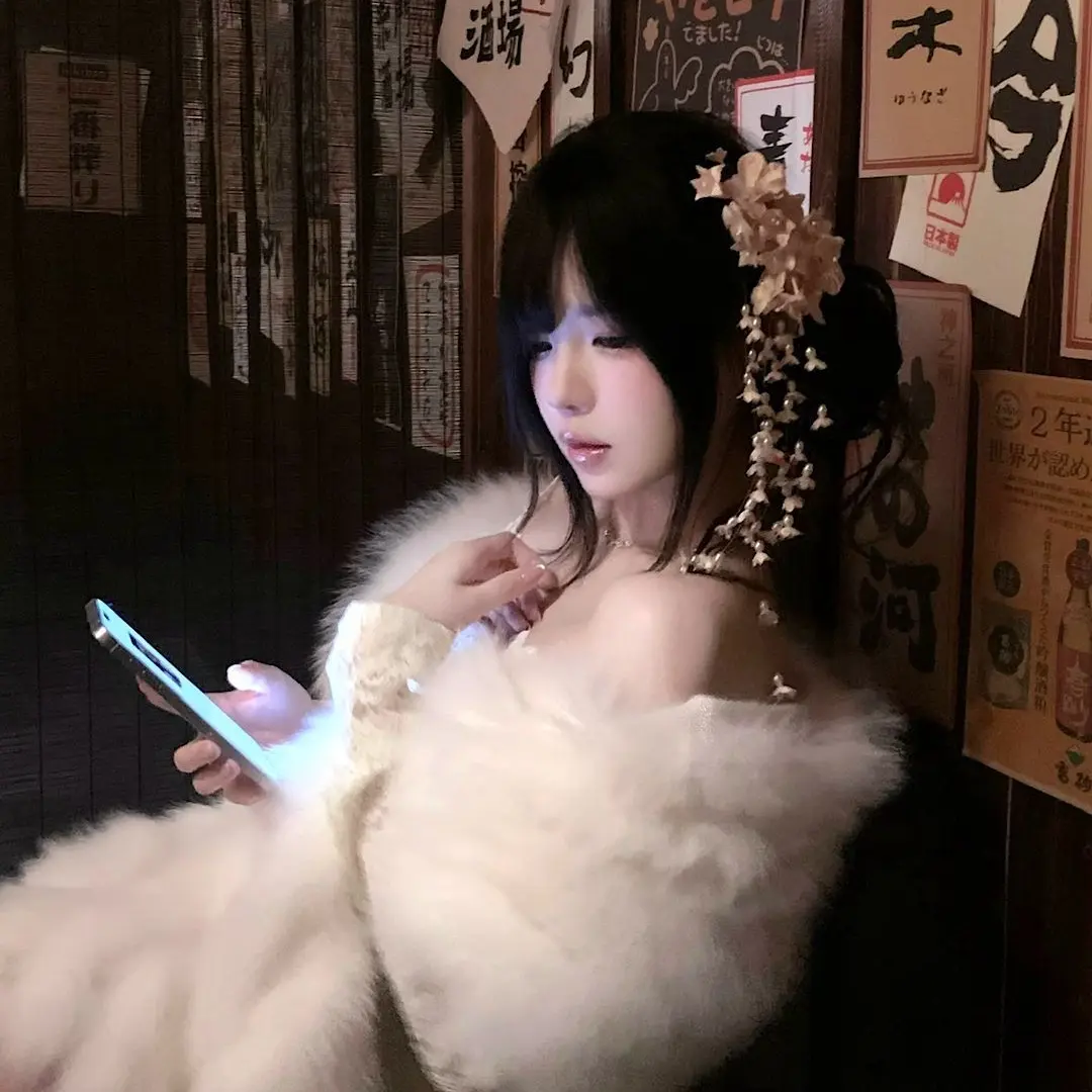 mangoo._의 [GL] Meeting your ex at a class reunion.