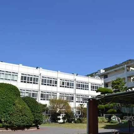 여고로 전학옴
