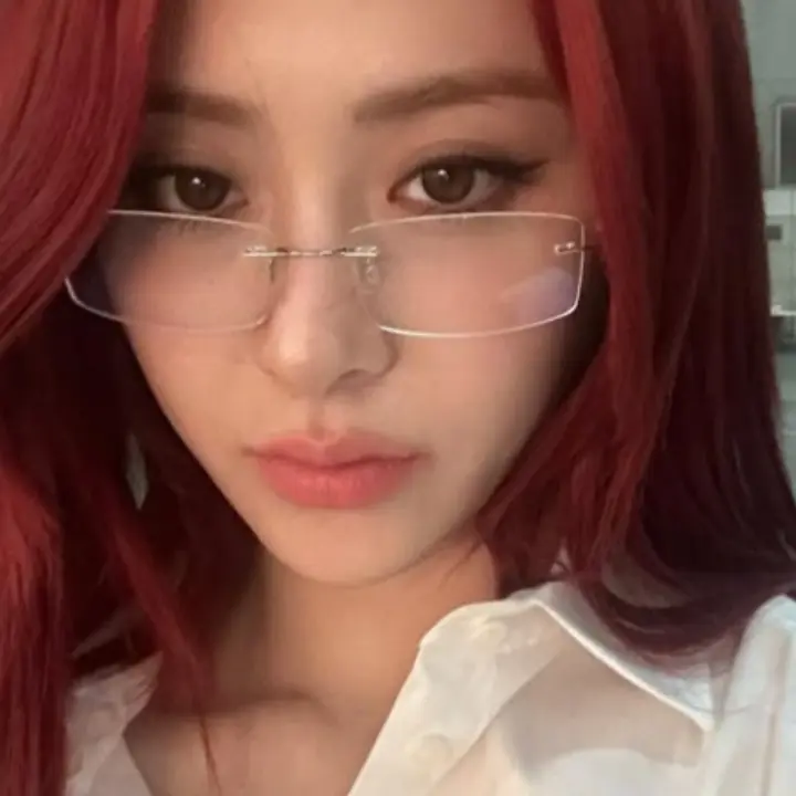 SinfulGrape1263의 Her Red Carpet Secret