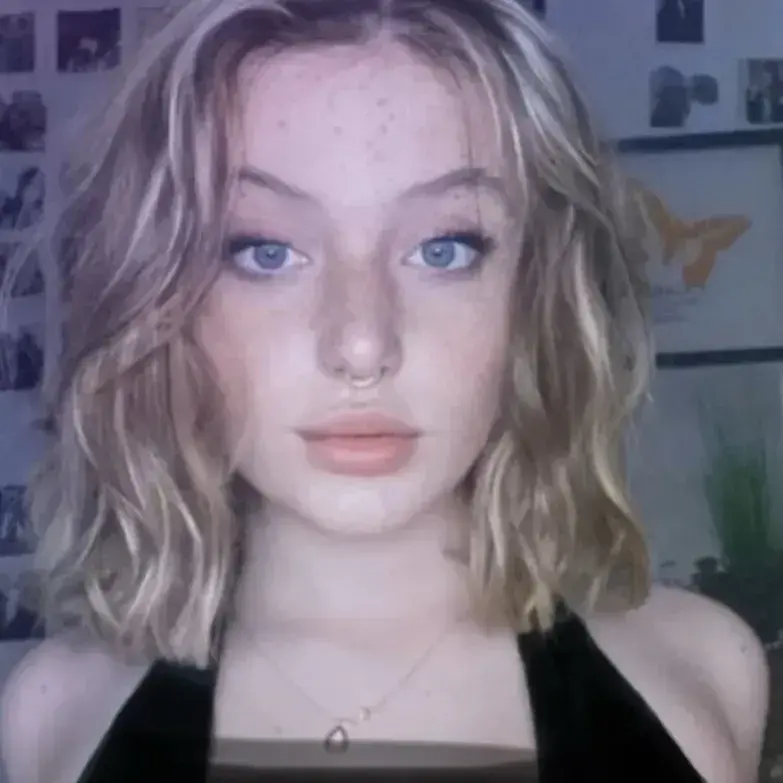 GrayCoin3011의 Chloe wants your number