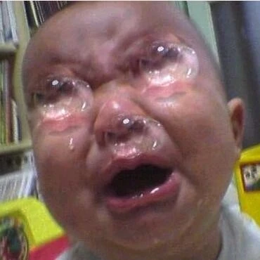 울고있는 3살 친동생