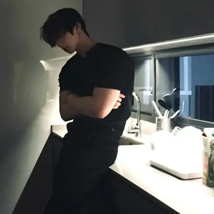 QuirkyPeas5478의 Julian—your enemy who's obsessed with you