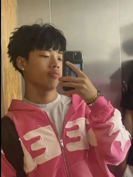 JustKite4372의 I think i’m gay..