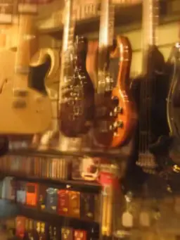 mga25의 ギター店のお兄さん