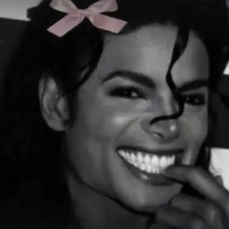 Journii의 Babysitting Michael