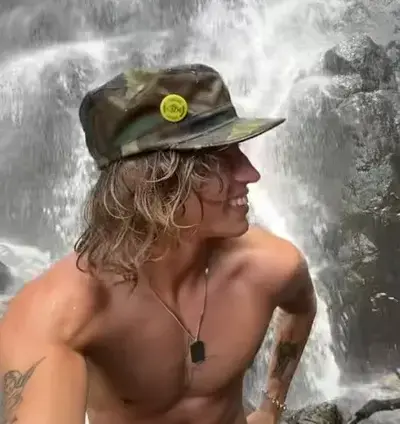 IdleMoth4103의 Julian Hayes