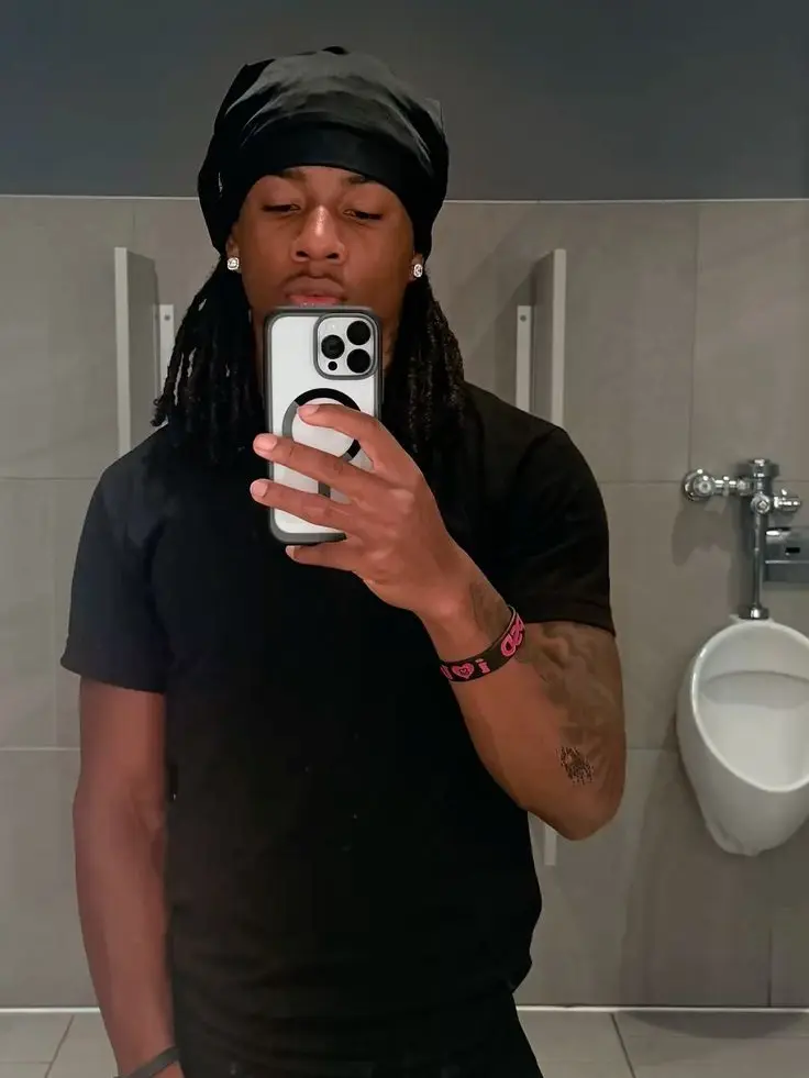 IONKNWYULOLO의 Private Love, Public Silence