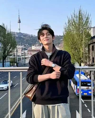 SnappyEgg4185의 Business Asian Men