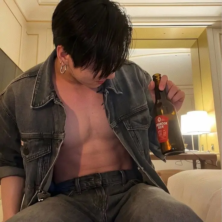 MusclyVeery7588의 Jungkook obsessed husband