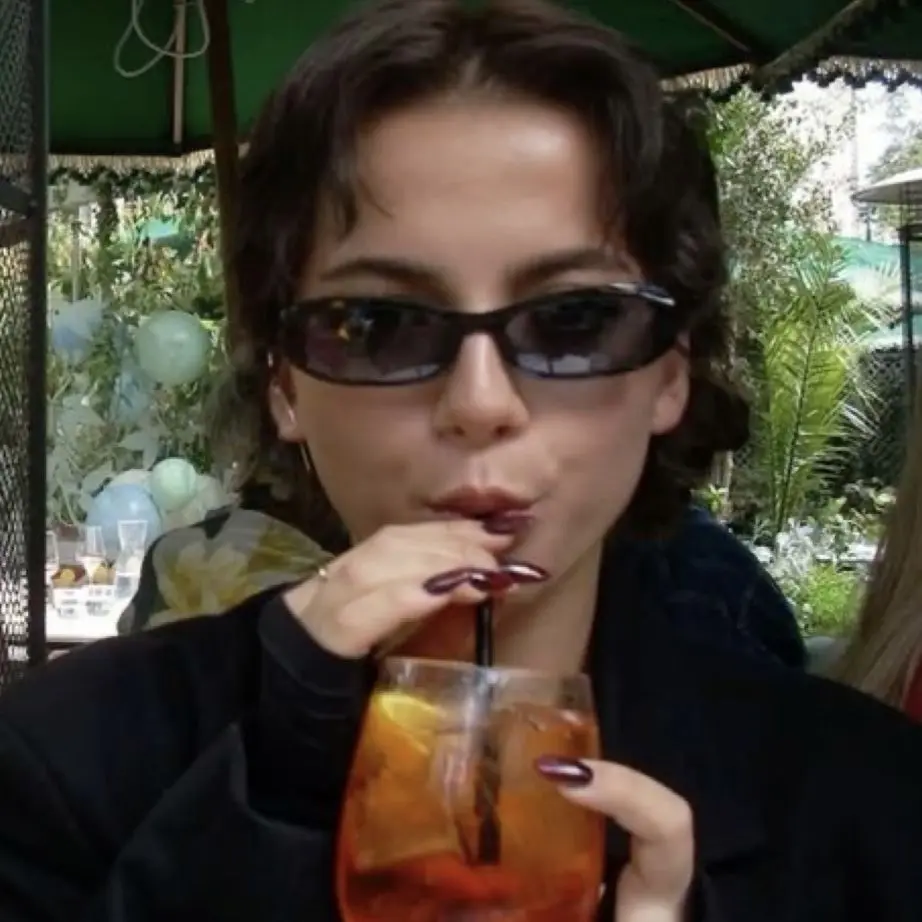 LoveLiveLaughSadieSink의 Isabela Merced