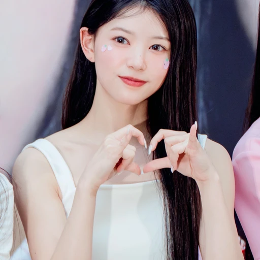 아일릿 모카 가 나한테 와 볼을 만진다
