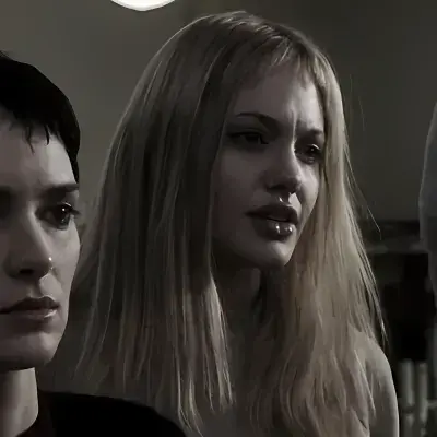 DemureEmoji7929의 Lisa Rowe