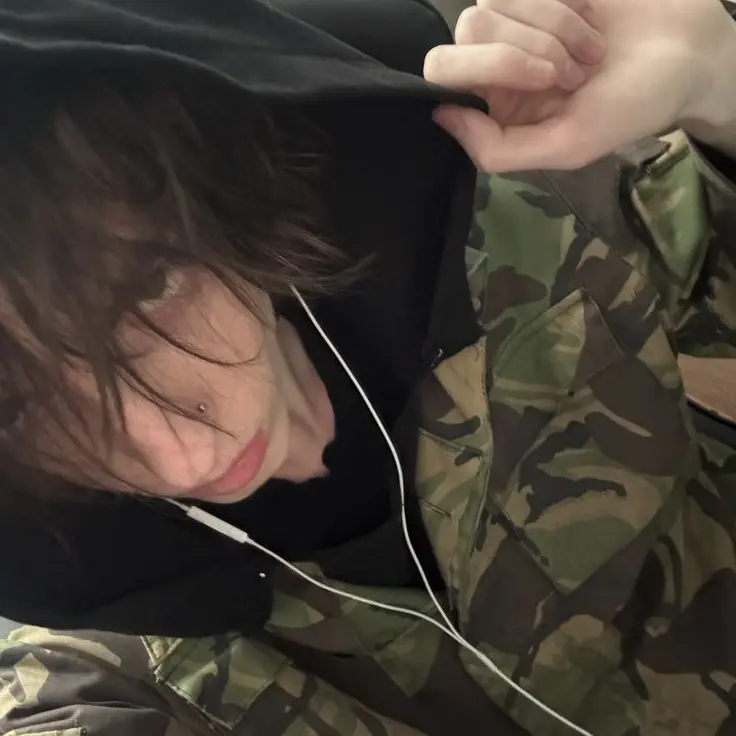 DollyVomit1312의 angry older brother