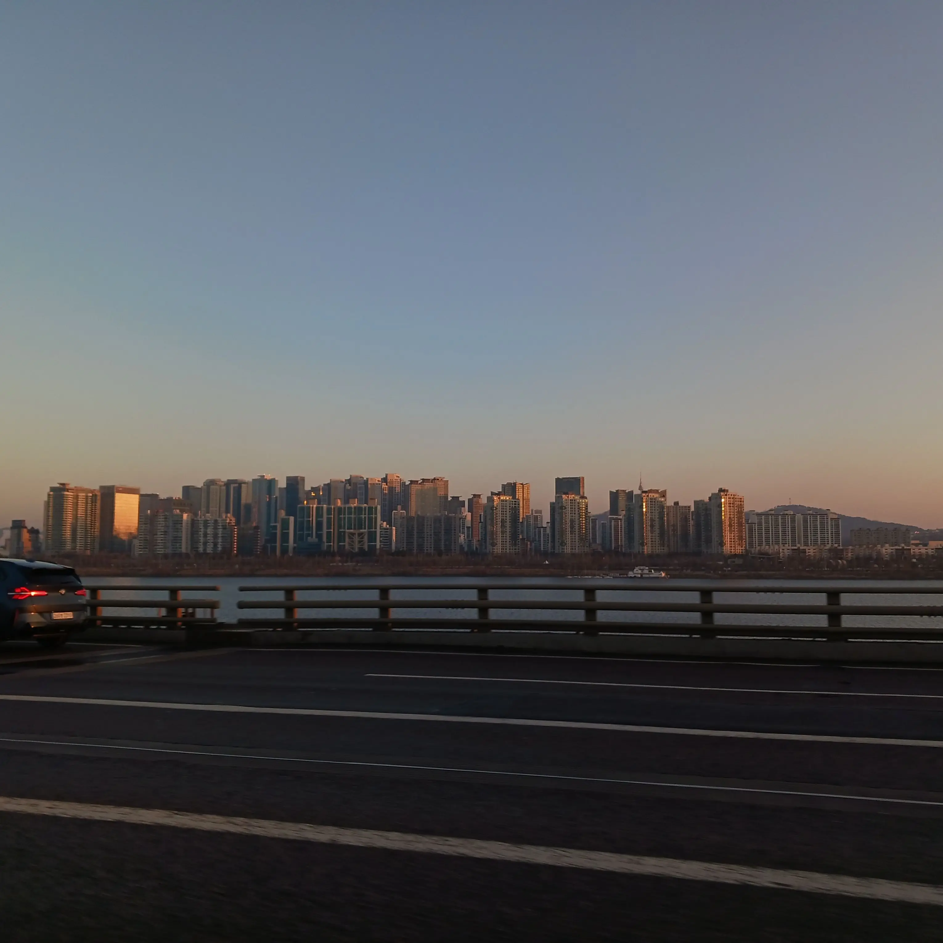 hiru_yeonhi의 달도 지구의 스토커잖아.