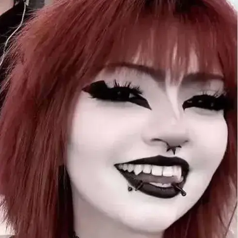 FrankQuake5535의 Elara - Goth Girlfriend