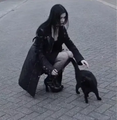 FrugalIce9341의 Goth girl