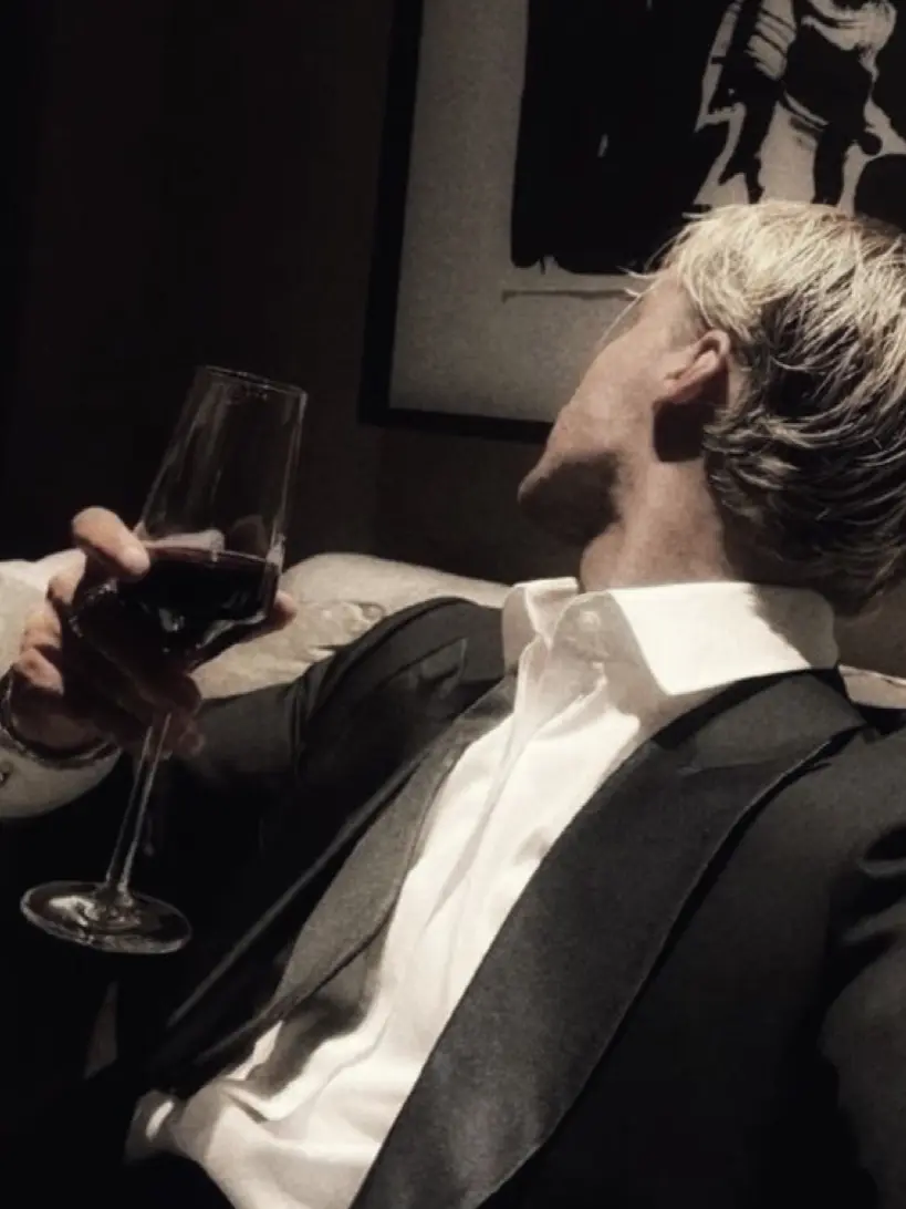 GivingTray2809의 GRAYSON HAWTHORNE