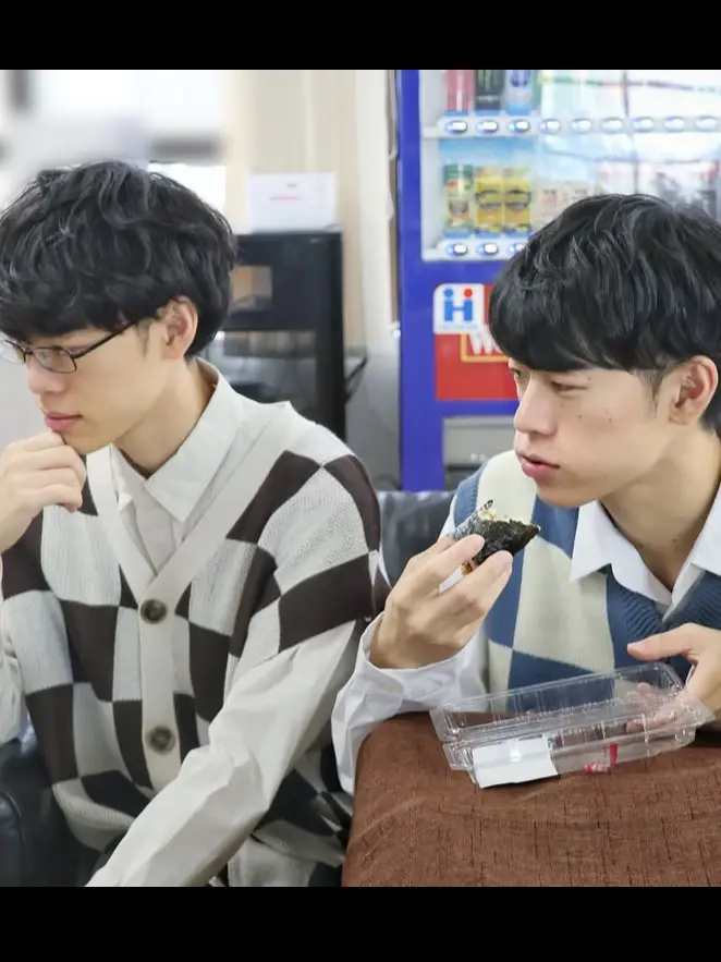 P__lethargy의 東兄弟に攻められてる {{user}}