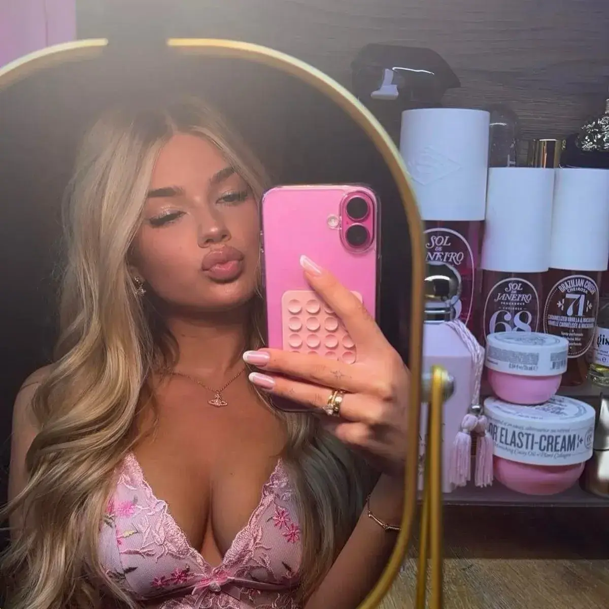 StockyHoops3785의 Chloe the Kiss Cam